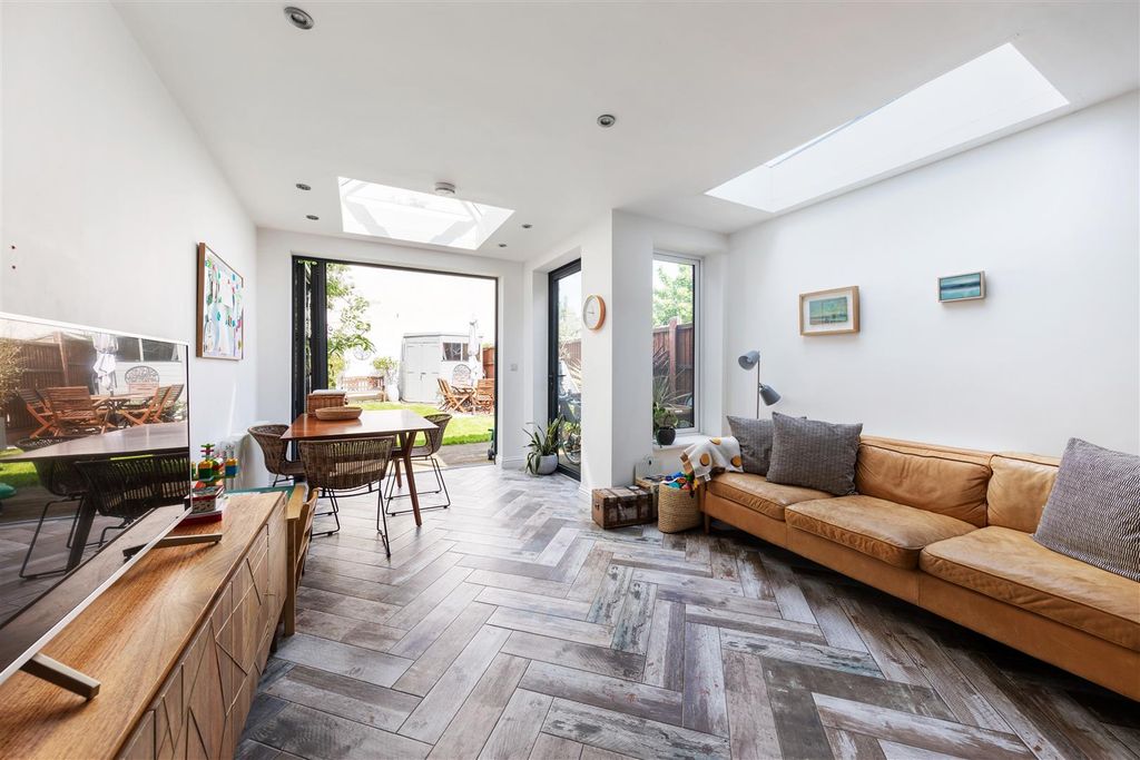 Property photo 3 of 20 Queens Road, E17