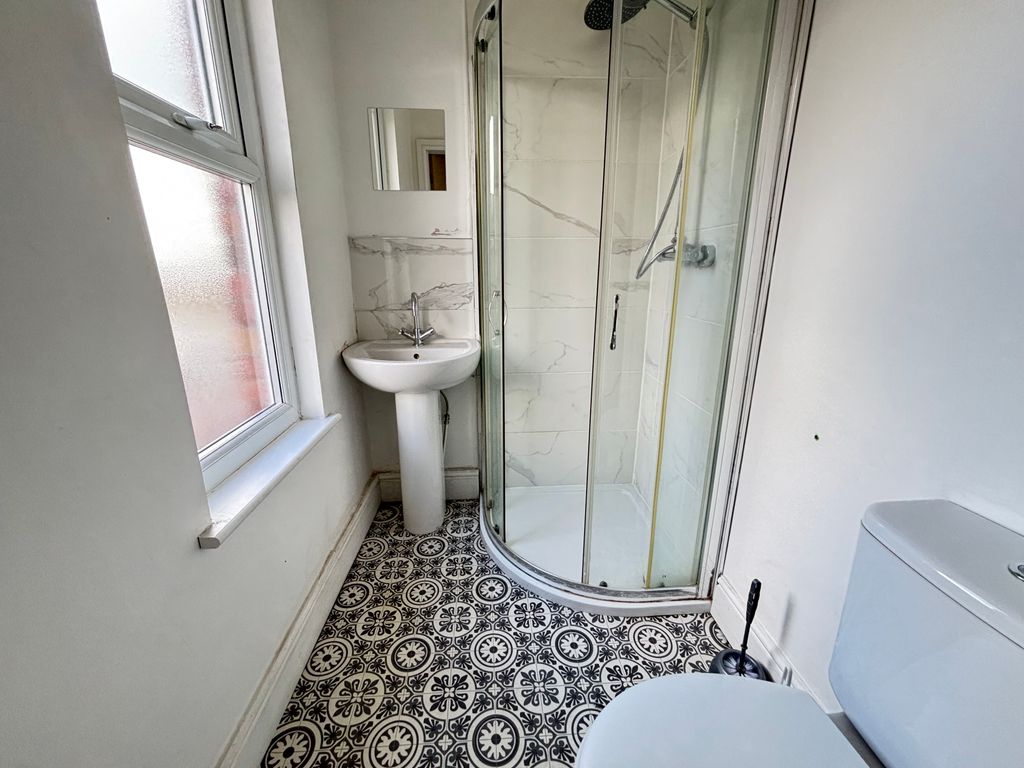 Property photo 2 of 8 En Suite Shower