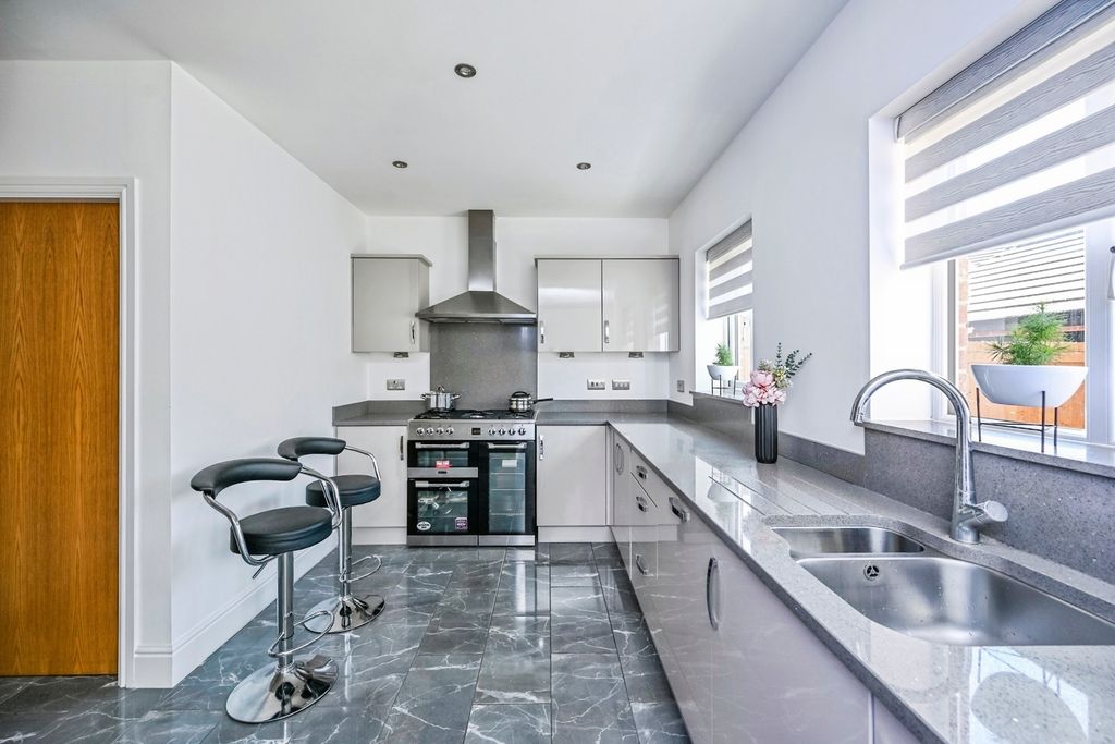 Property photo 3 of 19 Photo