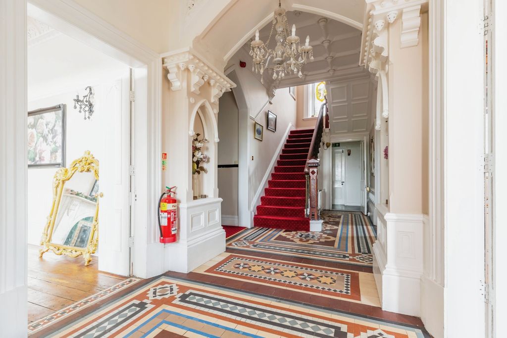 Property photo 2 of 32 Entrance Hall