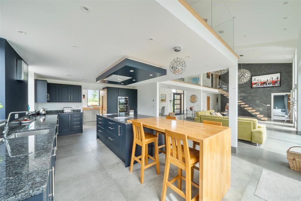 Property photo 2 of 31