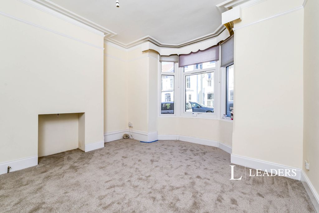 Property photo 3 of 20 5Apsley-05