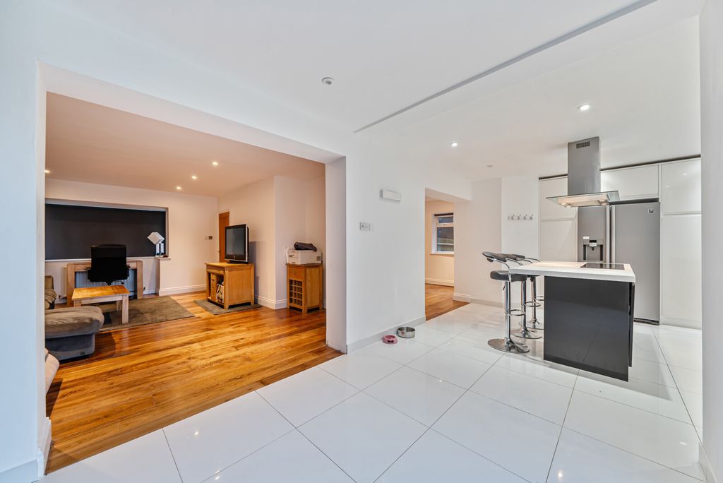 Property photo 2 of 15 1398026-9-696907A...