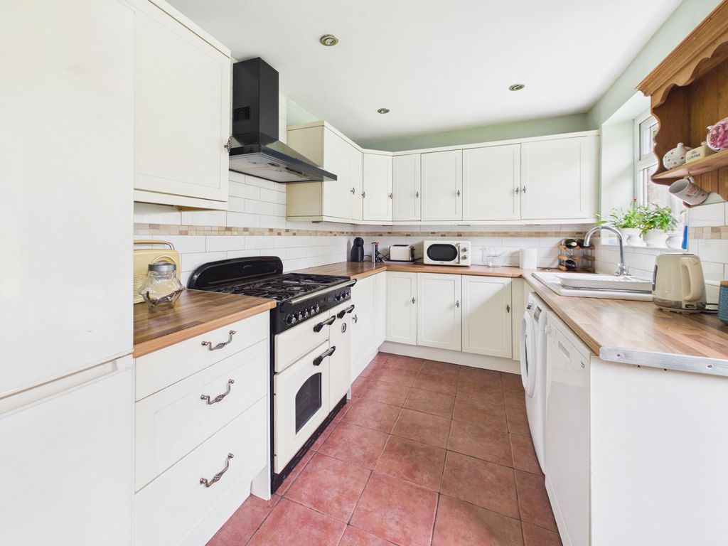 Property photo 3 of 16 Dining Kitchen
