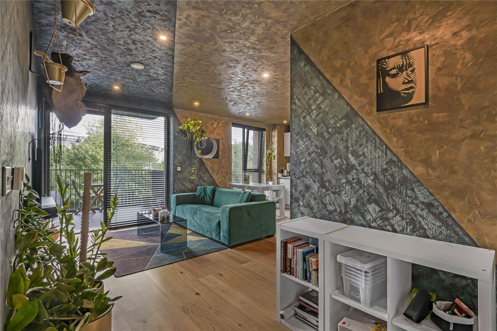 Property photo 2 of 17 Reception/Kitchen