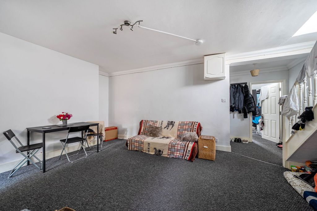 Property photo 3 of 6