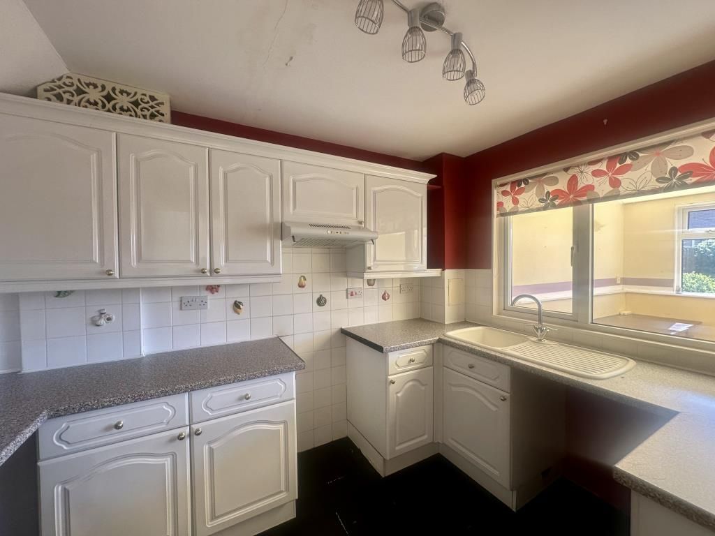 Property photo 2 of 11 Kitchen