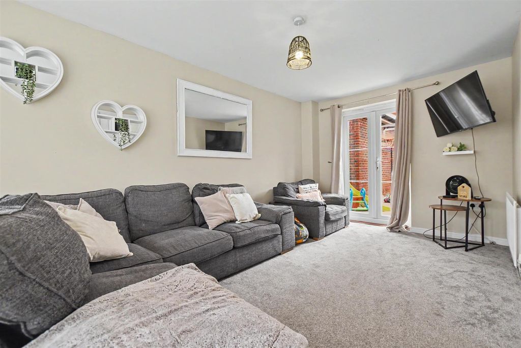 Property photo 2 of 13 Living Room..Jpg