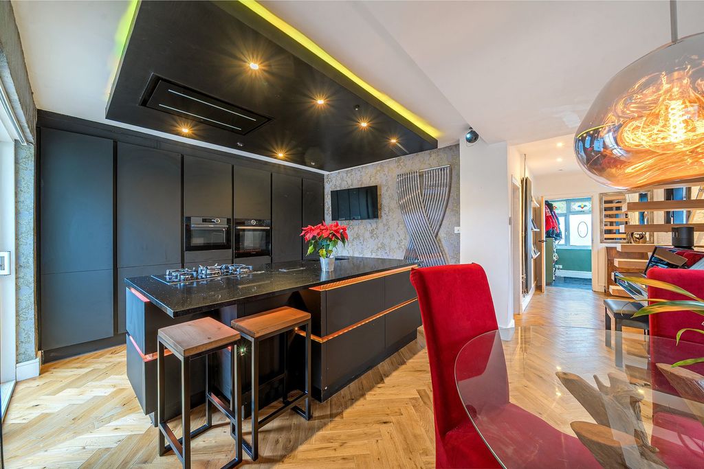 Property photo 3 of 22