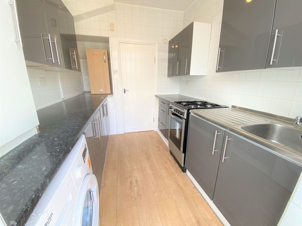 Property photo 2 of 4 Cantley Gdns Ig2