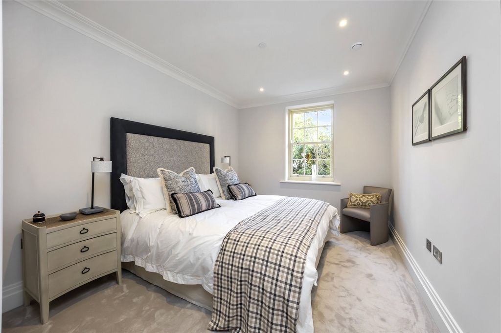 Property photo 3 of 28 Show Apartment