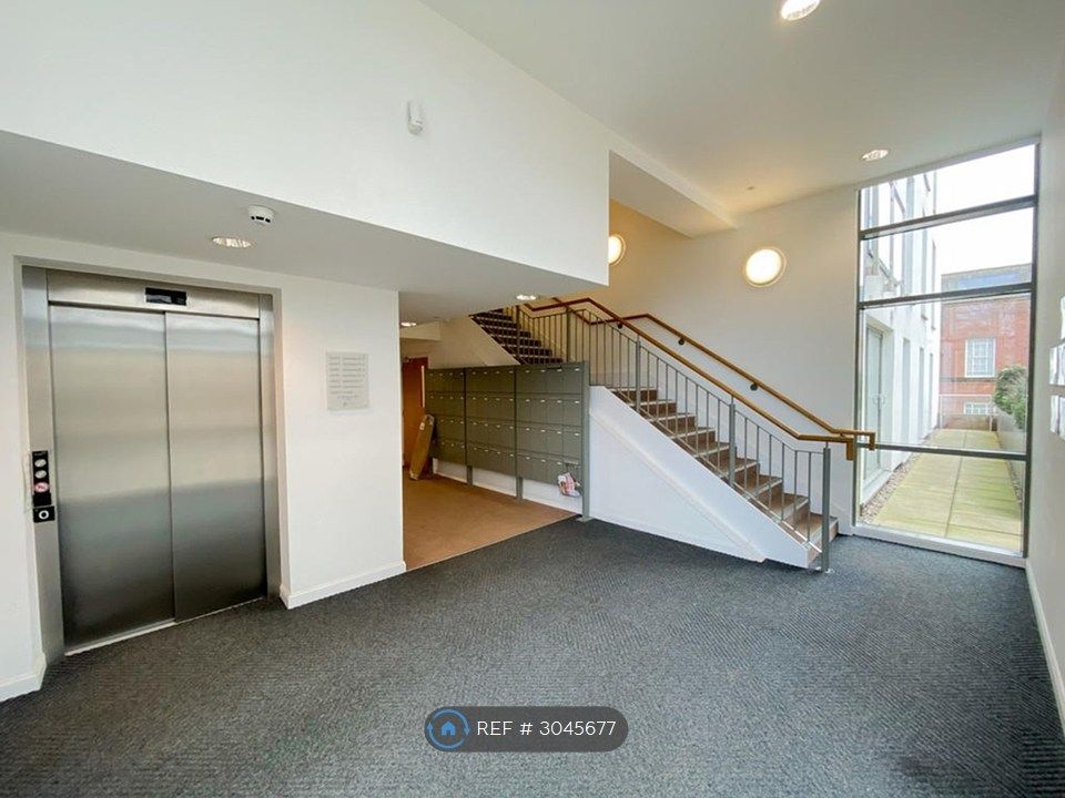 Property photo 2 of 8 Foyer