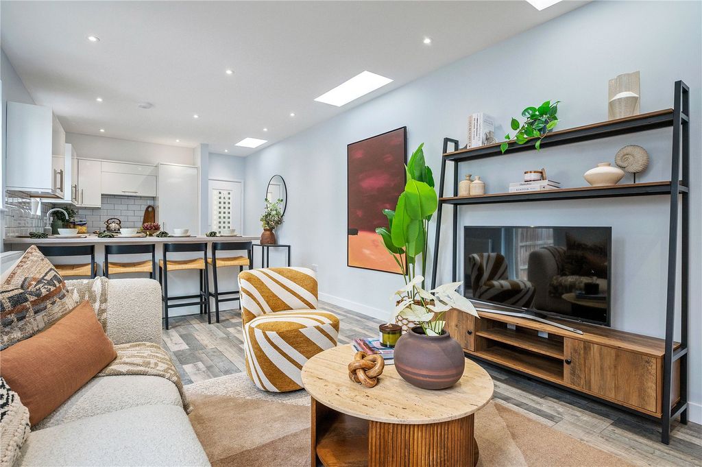 Property photo 1 of 19 Reception/Kitchen