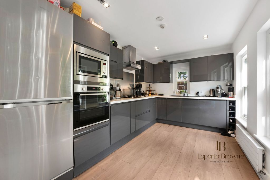 Property photo 3 of 33