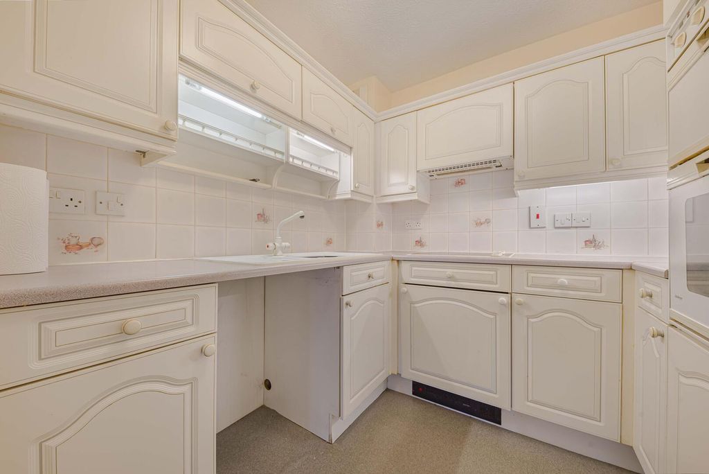 Property photo 3 of 12 Kitchen