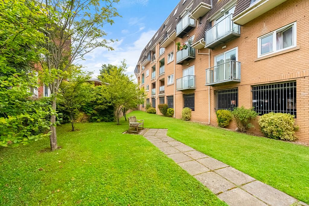 Property photo 1 of 17 Lakelands-Gardens