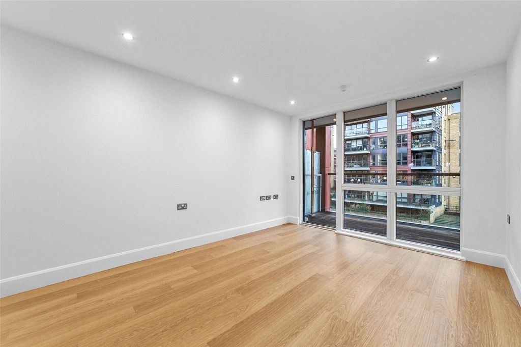 Property photo 3 of 19 Reception