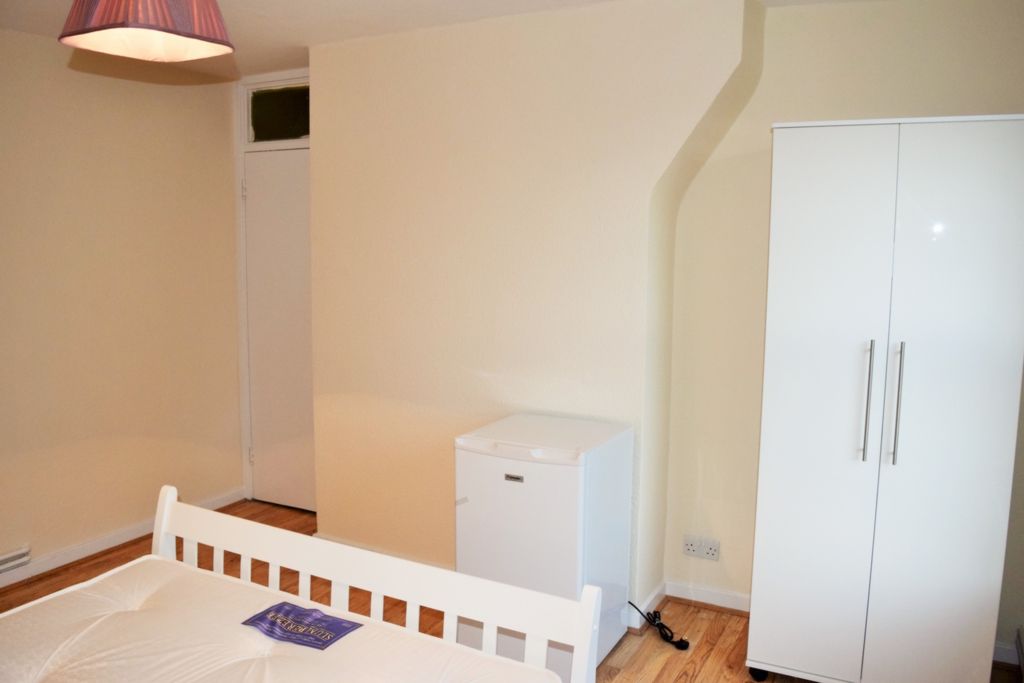 Property photo 2 of 8 Bedroom