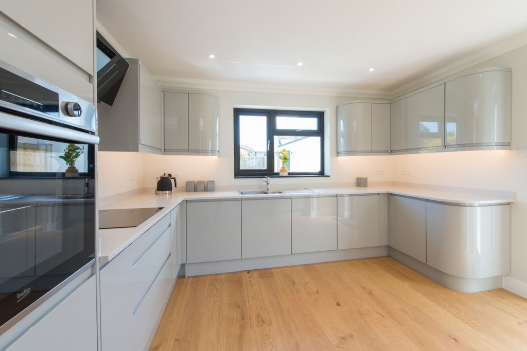 Property photo 3 of 23 Kitchen