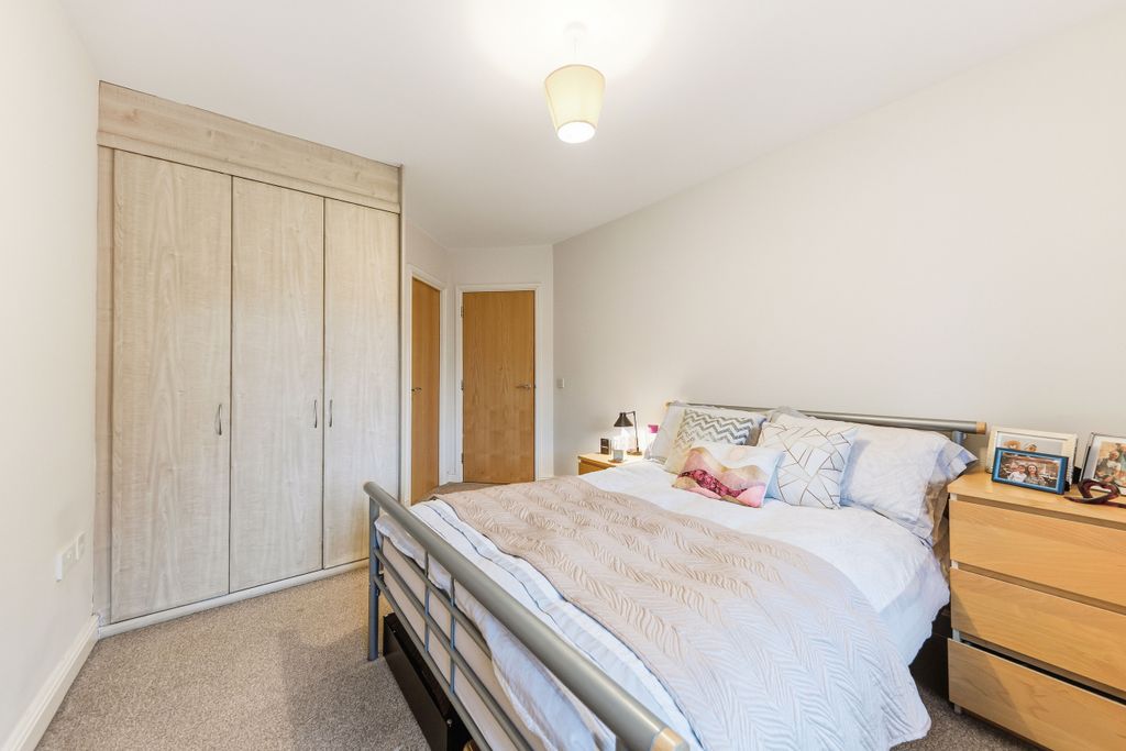 Property photo 2 of 10 Main Bedroom