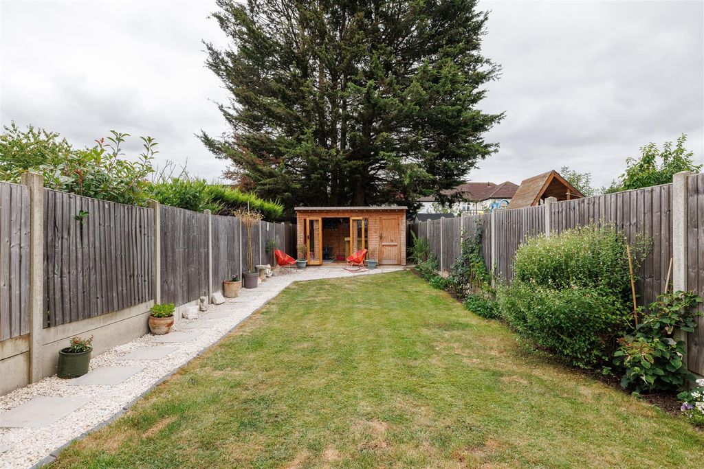 Property photo 2 of 57 Southern Drive, Ig10