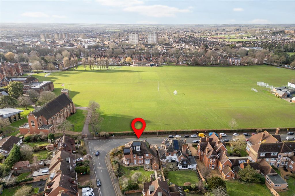 Property photo 2 of 29 260107 - 11 Pemberley Avenue, Bedford - 10.Jpg