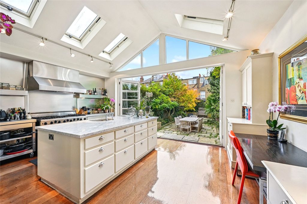 Property photo 2 of 14 Kitchen