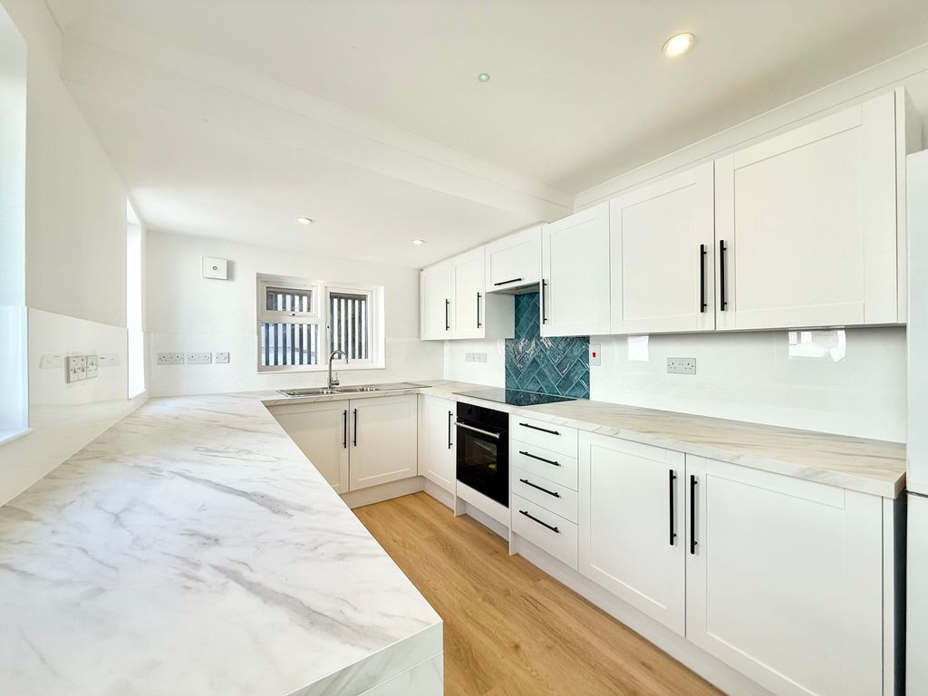 Property photo 2 of 13 Image00007