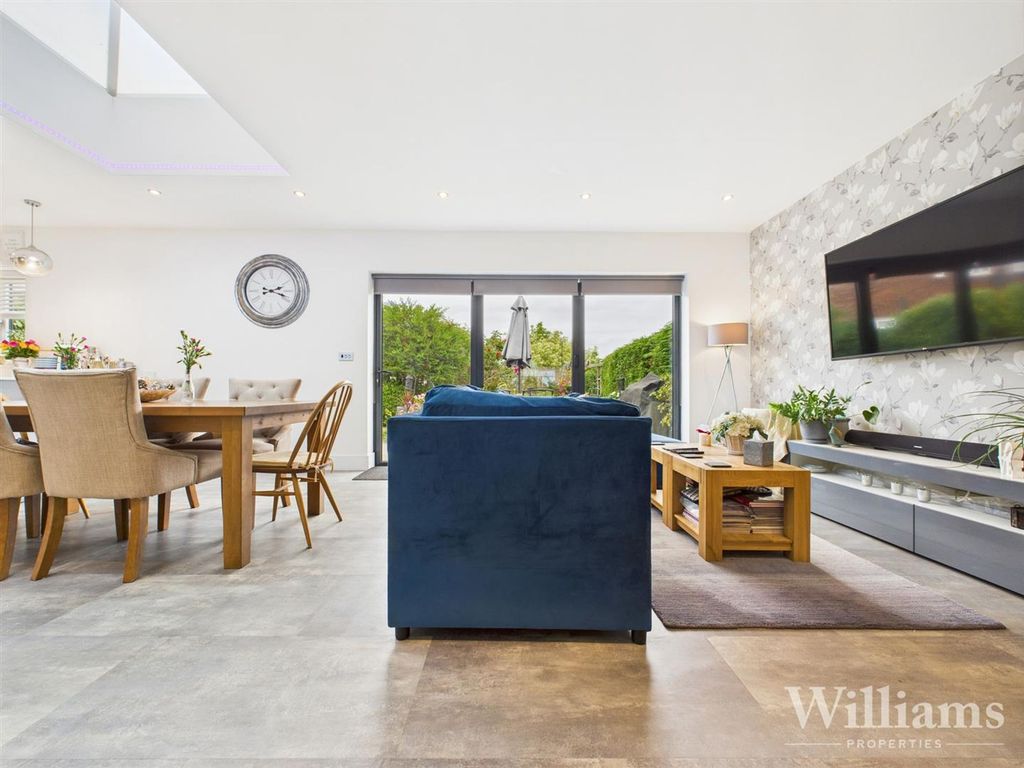 Property photo 2 of 19 Cam02861G0-Pr0467-Still018.Jpg