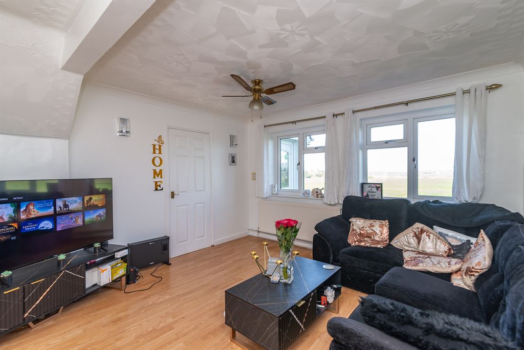 Property photo 1 of 14 Lounge
