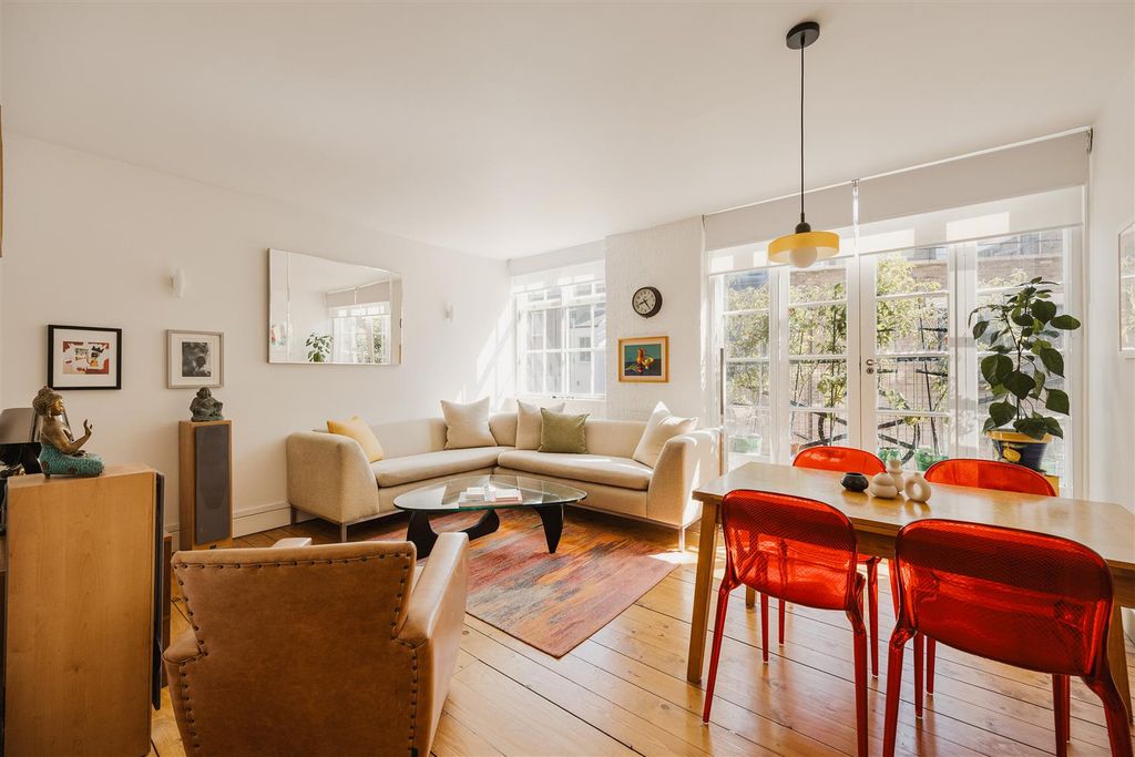 Property photo 3 of 31 Time Square, E8
