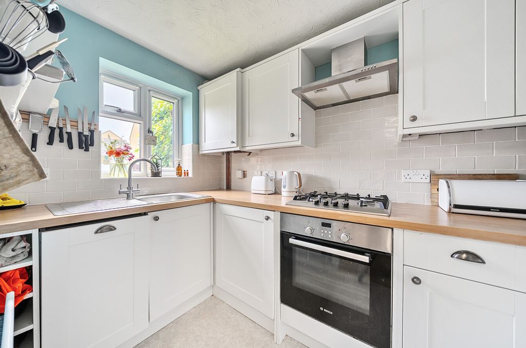 Property photo 3 of 12 Kitchen