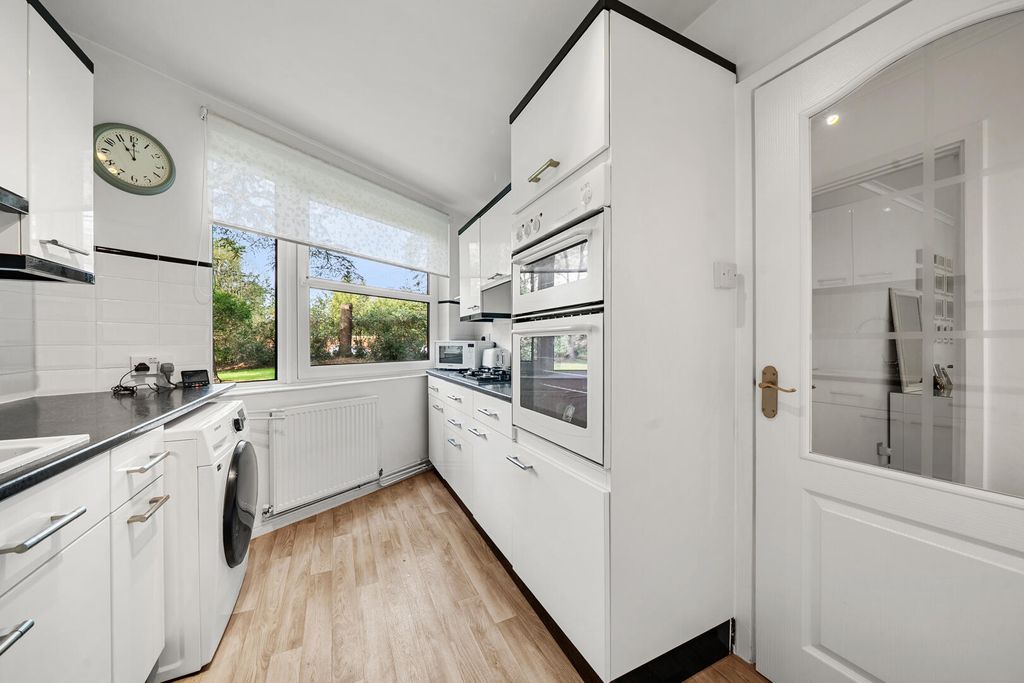 Property photo 3 of 17 Kitchen