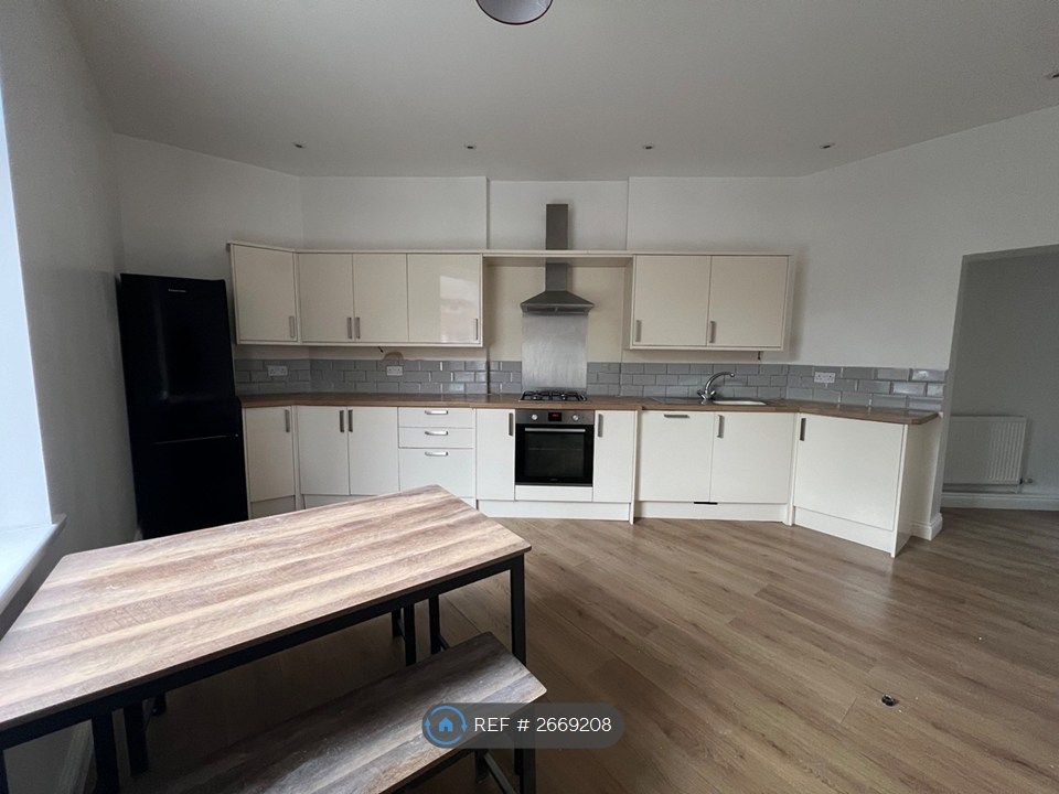 Property photo 1 of 11 Kitchen