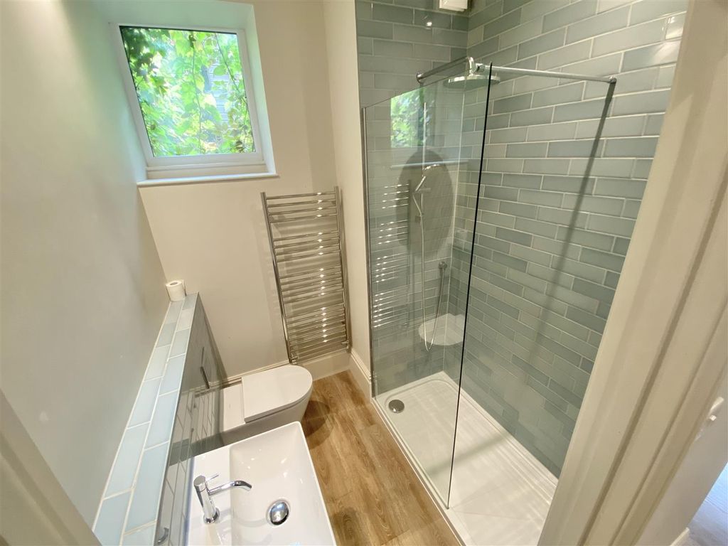 Property photo 3 of 9 Bathroom