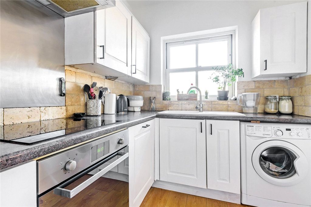 2 bed flat for saleTudor Road, Hampton TW12 photo 4