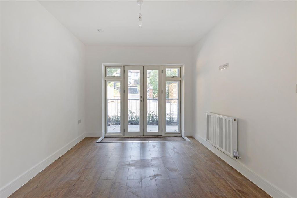 Property photo 3 of 6 114531_Flat-3-8-Coulsdon-Road-11.Jpg