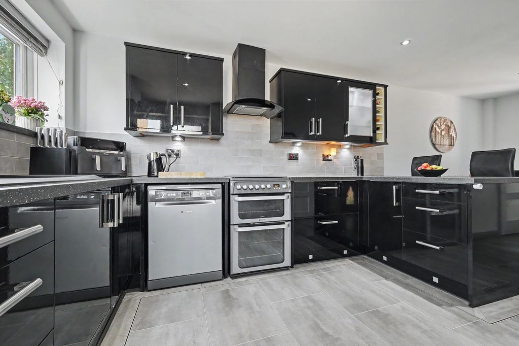 Property photo 2 of 16 5120893