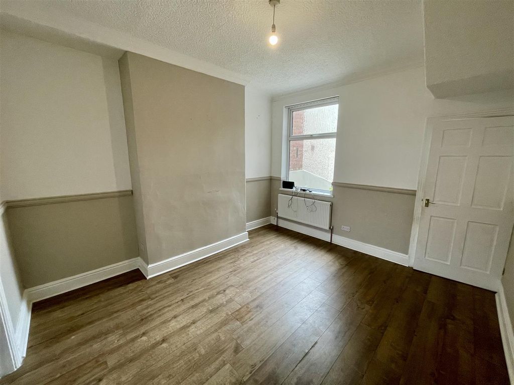 Property photo 3 of 9 Dining Room