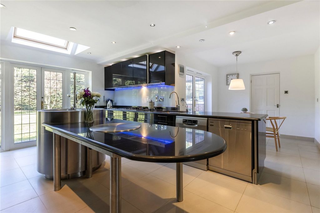 Property photo 3 of 17 Kitchen/B'fast Room