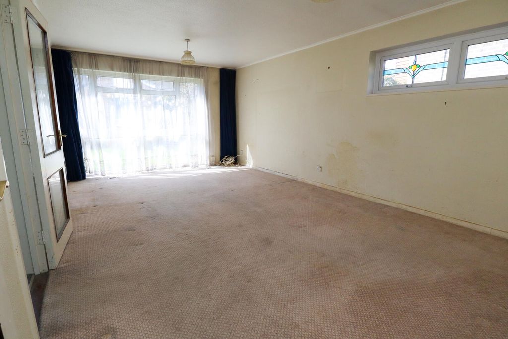 Property photo 3 of 11 Living Room