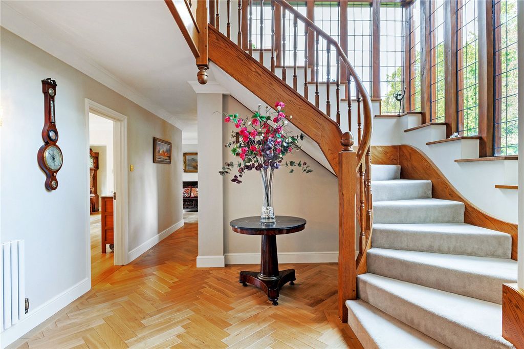 Property photo 3 of 23 Entrance Hall