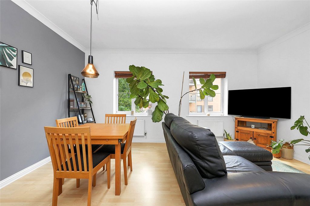 Property photo 1 of 14 Lounge