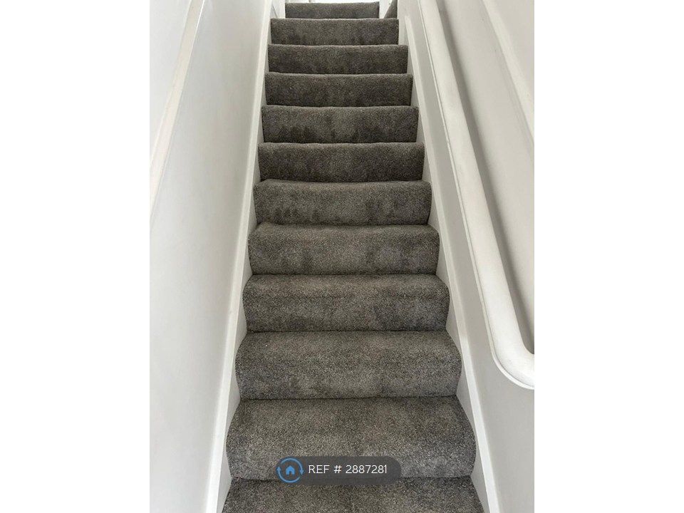 Property photo 3 of 10 Stairs2