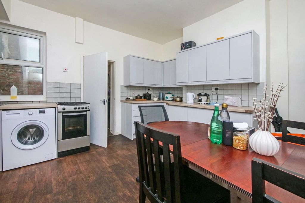 Property photo 2 of 12 Kitchen