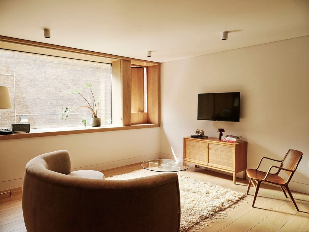 Property photo 1 of 11 Living Room