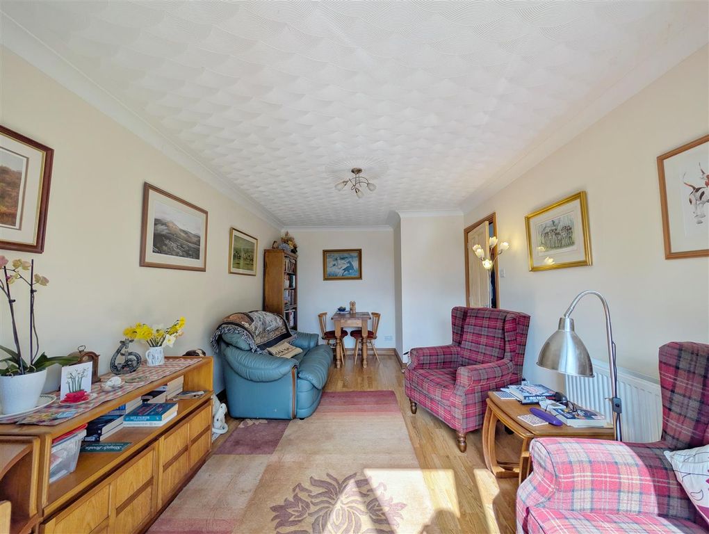 Property photo 3 of 13 Lounge