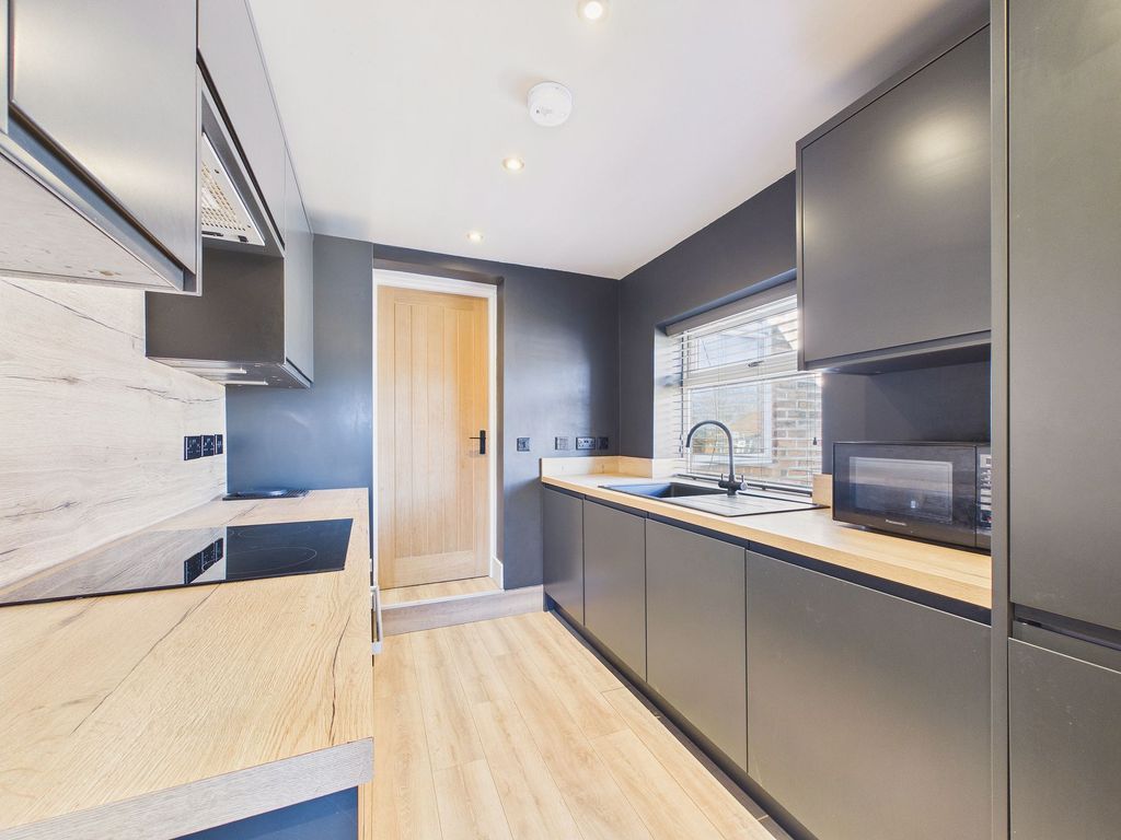 Property photo 3 of 11 Kitchen