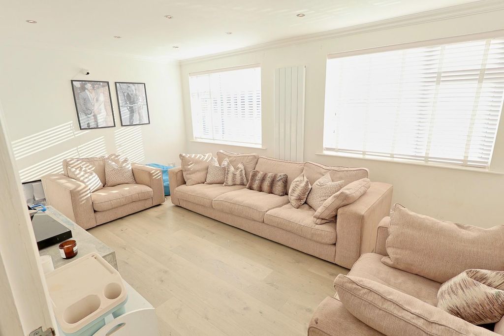 Property photo 2 of 16 Lounge