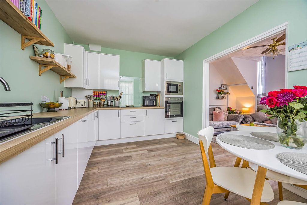 Property photo 1 of 16 23D Stubbington Avenue, Copnor-Small-Porticomarket